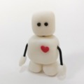 胸にハートをつけたロボット人形